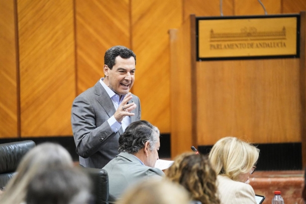 El presidente de la Junta de Andalucía, Juanma Moreno, interviene durante la sesión de control en el pleno del Parlamento andaluz (MARÍA JOSÉ LÓPEZ / EUROPA PRESS) El presidente de la Junta de Andalucía, Juanma Moreno, interviene durante la sesión de control en el pleno del Parlamento andaluz (MARÍA JOSÉ LÓPEZ / EUROPA PRESS)