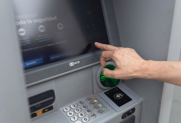 Un hombre utiliza un cajero automático, en imagen de archivo (EDUARDO PARRA - EUROPA PRESS)