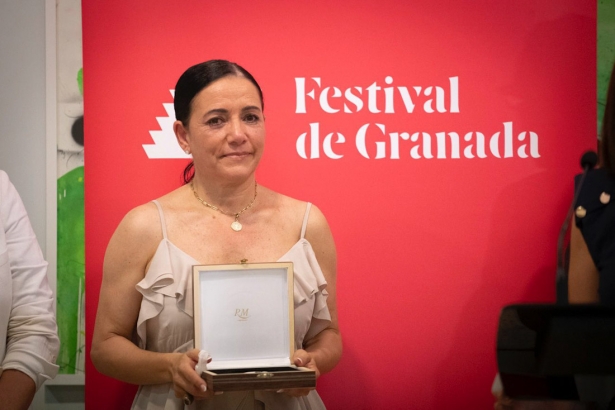 Eva Yerbabuena con la medalla de oro (ANTONIO L. JUÁREZ)