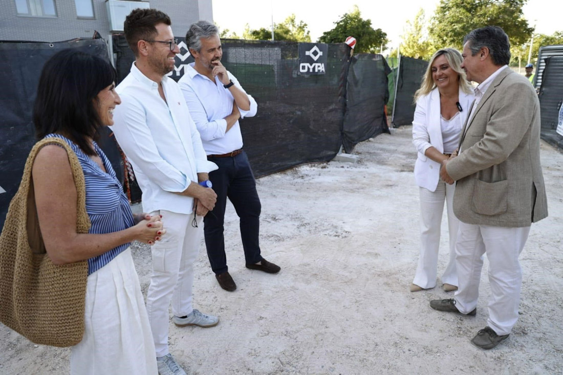 La alcaldesa de Granada, Marifrán Carazo, a la derecha en la imagen, ha asistido al inicio de las obras (AYUNTAMIENTO)