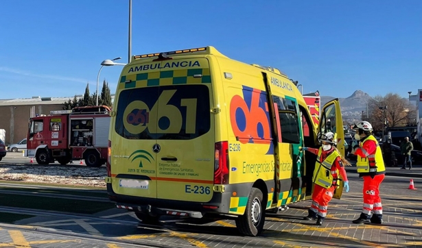 Ambulancia de 061 y camión de Bomberos de Granada durante un servicio (EMERGENCIAS 112) Ambulancia de 061 y camión de Bomberos de Granada durante un servicio (EMERGENCIAS 112)