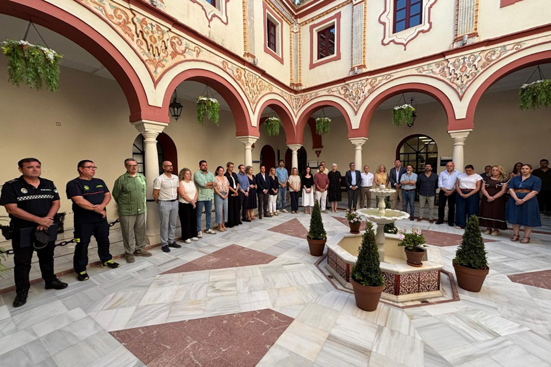 Concentración en el Ayuntamiento de Alcalá en memoria de los operarios fallecidos en el accidente laboral (AYUNTAMIENTO DE ALCALÁ DE GUADAÍRA)
