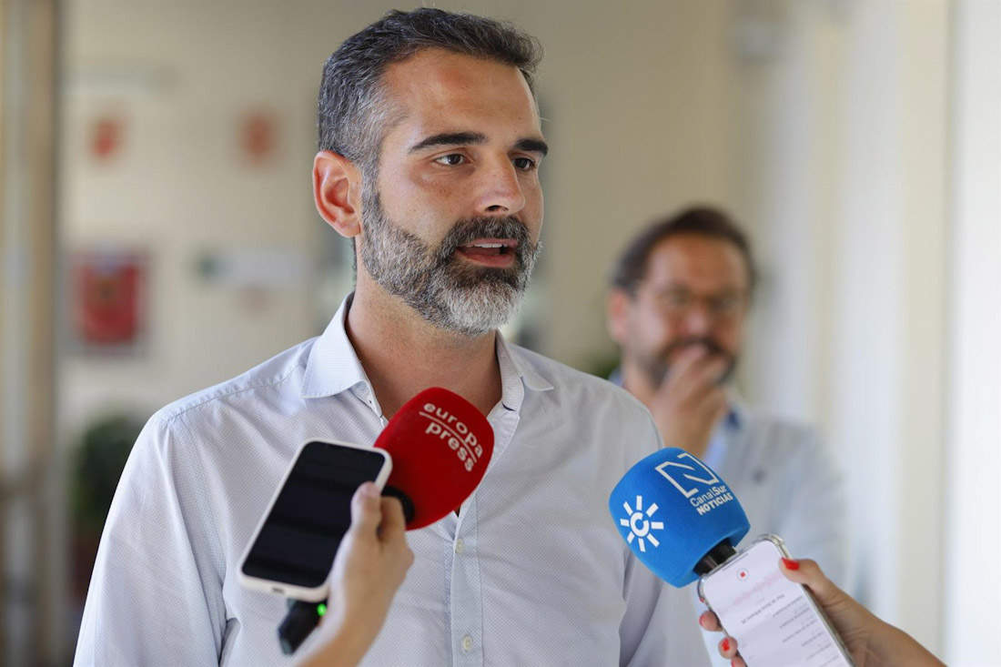 El consejero de Agricultura, Ramón Fernández-Pacheco, atiende a los medios en presencia del delegado del Gobierno andaluz en Granada, Antonio Granados (ÁLEX CÁMARA-EUROPA PRESS)