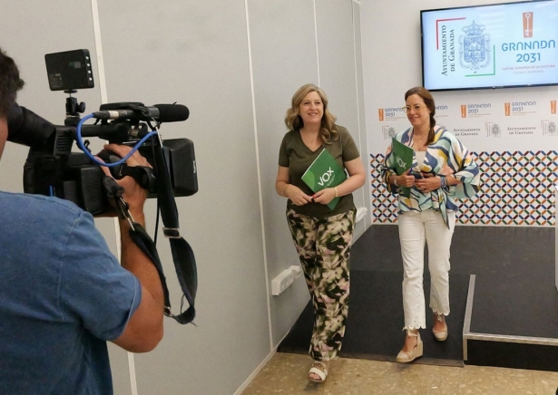 La portavoz de Vox en el Ayuntamiento de Granada, Beatriz Sánchez Agustino, en el centro con la viceportavoz, Mónica Rodríguez Gallego (VOX) La portavoz de Vox en el Ayuntamiento de Granada, Beatriz Sánchez Agustino, en el centro con la viceportavoz, Mónica Rodríguez Gallego (VOX)