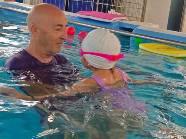 El fisioterapeuta responsable de la hidroterapia, Julio Latorre, en un ejercicio (HOSPITAL VIRGEN DE LAS NIEVES)