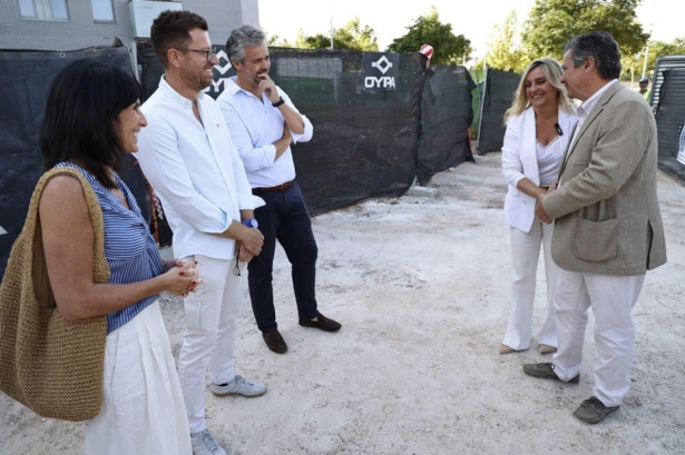 La alcaldesa de Granada, Marifrán Carazo, a la derecha en la imagen, ha asistido al inicio de las obras (AYUNTAMIENTO) La alcaldesa de Granada, Marifrán Carazo, a la derecha en la imagen, ha asistido al inicio de las obras (AYUNTAMIENTO)