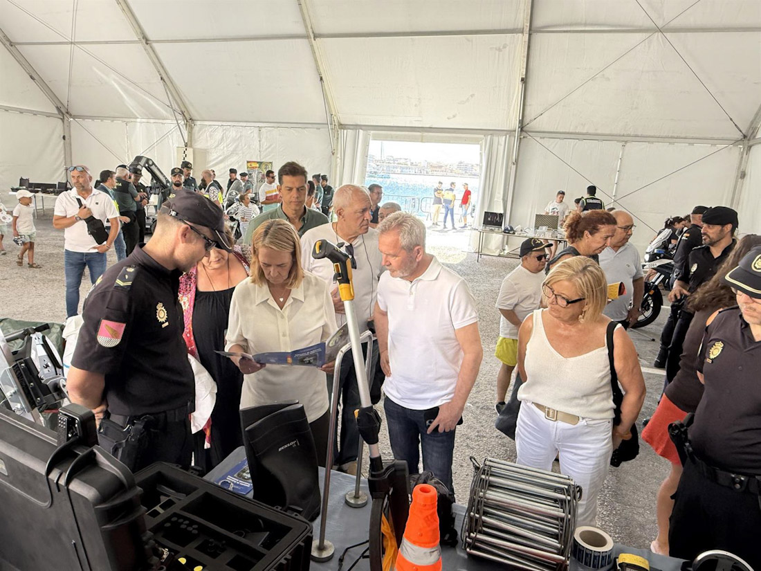 La alcaldesa de Motril, Luisa García Chamorro, ha asistido a la XII Jornada de Puertas Abiertas con el presidente de la Autoridad Portuaria, José García Fuentes (AUTORIDAD PORTUARIA)