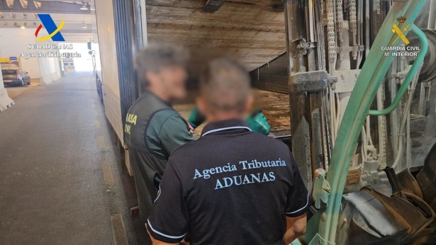 Efectivos de la Agencia Tributaria y la Guardia Civil en la operación conjunta (AGENCIA TRIBUTARIA) Efectivos de la Agencia Tributaria y la Guardia Civil en la operación conjunta (AGENCIA TRIBUTARIA)