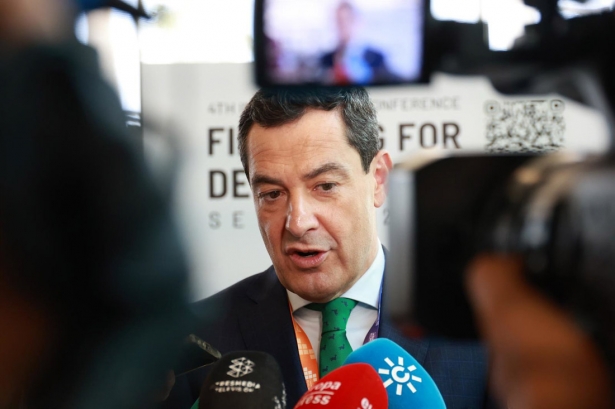 El presidente de la Junta de Andalucía, Juanma Moreno, en una atención a medios. (ROCÍO RUZ-EUROPA PRESS)