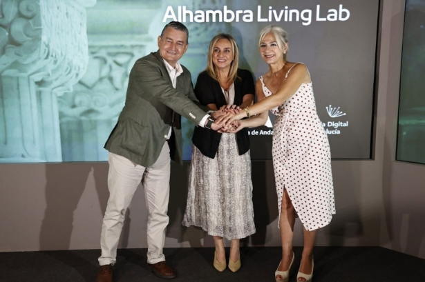 El consejero de Presidencia, Antonio Sanz, la consejera de Cultura, Patricia del Pozo, y la alcaldesa de Granada, Marifrán Carazo, en la presentación del Gemelo Digital de la Alhambra (JUNTA DE ANDALUCÍA) El consejero de Presidencia, Antonio Sanz, la consejera de Cultura, Patricia del Pozo, y la alcaldesa de Granada, Marifrán Carazo, en la presentación del Gemelo Digital de la Alhambra (JUNTA DE ANDALUCÍA)