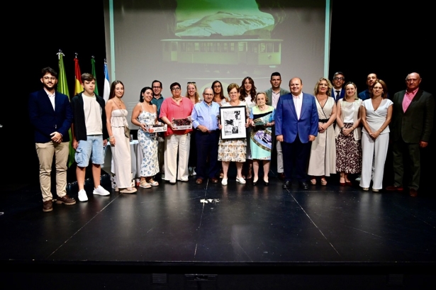 Foto de familia de premiados, familiares, empresarios y Corporación Municipal (AYTO. GÜEJAR SIERRA)