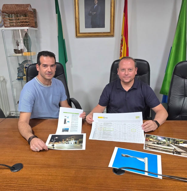 El concejal y el alcalde de Cúllar Vega presentan el proyecto (AUTO. CÚLLAR VEGA)