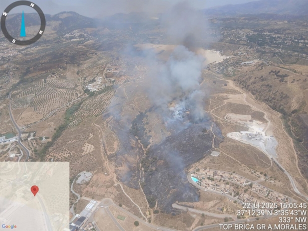 Incendio forestal en Jun (PERFIL DEL INFOCA EN LA RED SOCIAL X) Incendio forestal en Jun (PERFIL DEL INFOCA EN LA RED SOCIAL X)