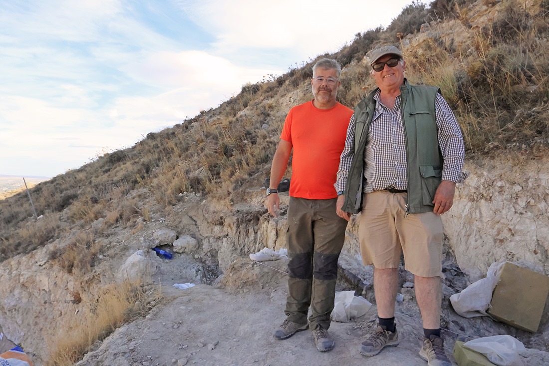 Sergio Ros y Bienvenido Martínez, en el yacimiento Baza 1 (JOSÉ ÁNGEL RODRÍGUEZ)