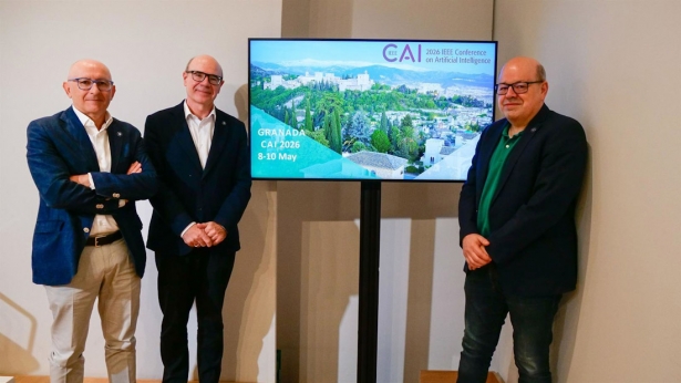 El rector de la UGR, Pedro Mercado, en el centro flanqueado por el vicerrector Enrique Herrera y el director del DaSCI, Francisco Herrera (UGR)