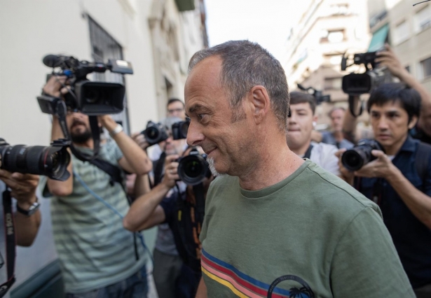 Francesco Arcuri, el excompañero de Juana Rivas, a su llegada al punto de encuentro familiar de Granada este pasado martes (ANTONIO L. JUÁREZ)