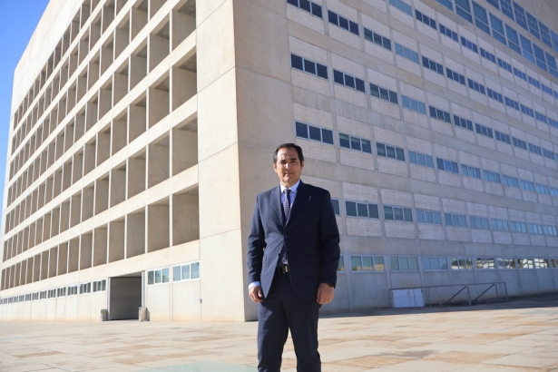 El consejero de justicia, Juan Antonio Nieto, ante el edificio de El Cubo (JUNTA) El consejero de justicia, Juan Antonio Nieto, ante el edificio de El Cubo (JUNTA)
