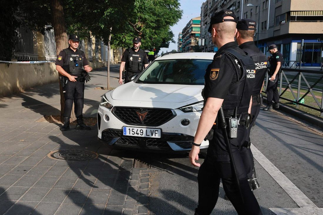 Llegada de Juana Rivas a los juzgados de Caleta en la mañana de este viernes (ARSENIO ZURITA/EUROPA PRESS)