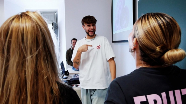 José Luis Gómez Urquiza, al fondo en la imagen, es profesor de la Facultad de Ciencias de la Salud de Ceuta (UGR)