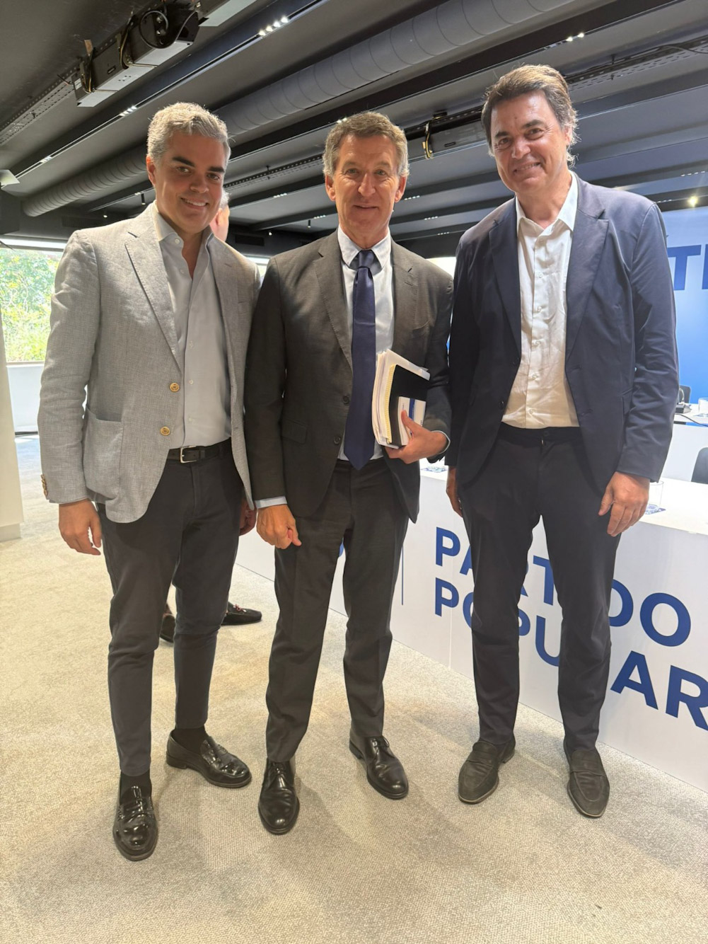 Vicente Azpitarte y Carlos Rojas junto a Alberto Núñez Feijoo (PP)