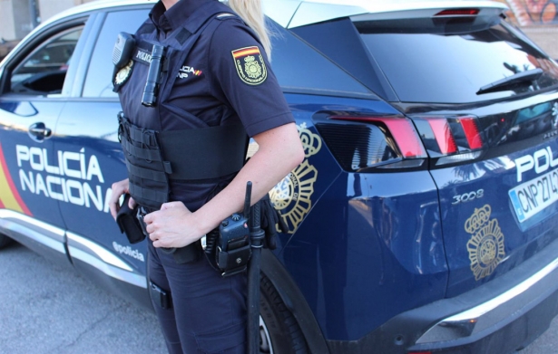 Un agente y un vehículo de la Policía Nacional. (POLICÍA NACIONAL) Un agente y un vehículo de la Policía Nacional. (POLICÍA NACIONAL)