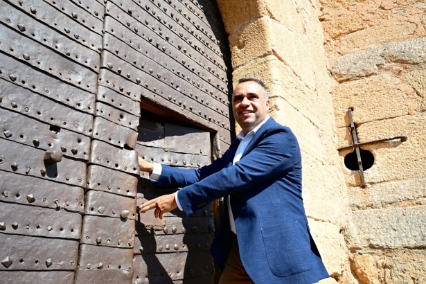 Francis Rodríguez abre la puerta del Castillo de La Calahorra (DIPGRA)