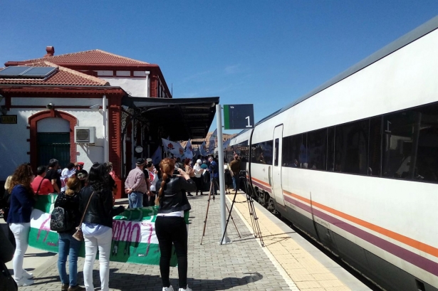 Movilización de los colectivo en la estación de Guadix AAF Comarca de Baza (CEDIDA/AAF)