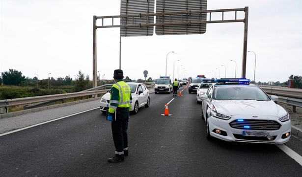 Un guardia civil de Tráfico en la carretera (112)