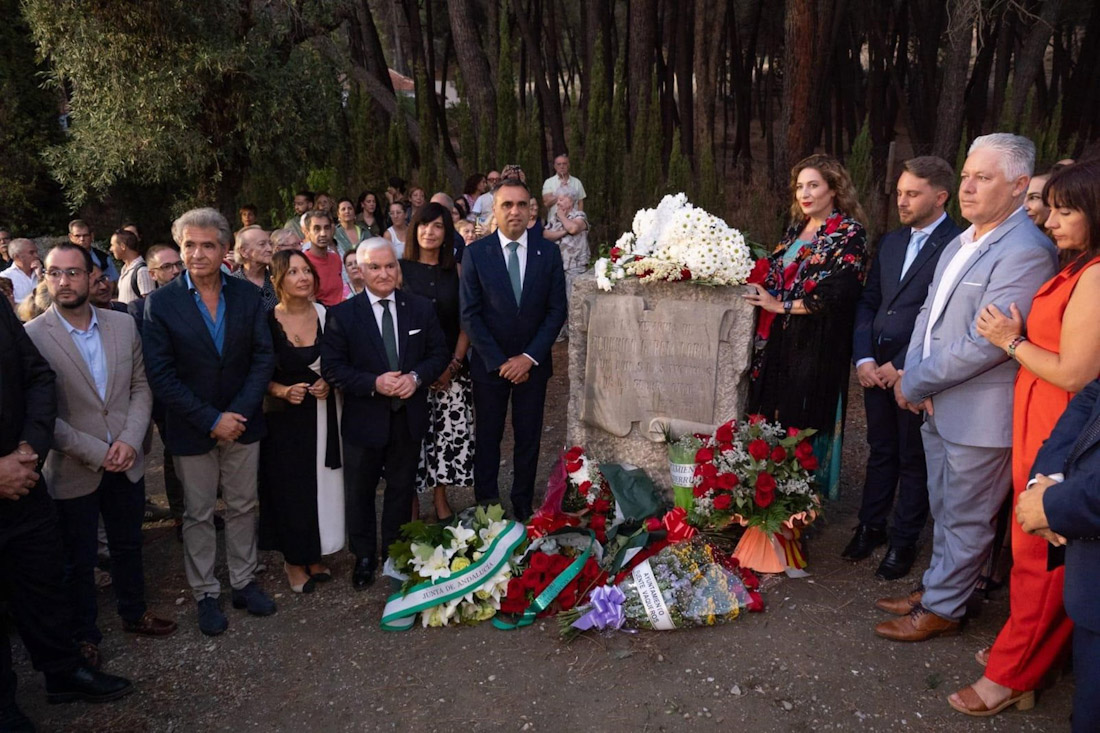 Foto de familia durante la ofrenda floral del homenaje a Federico García Lorca y las víctimas de la Guerra Civil realizado en Alfacar (DIPUTACIÓN DE GRANADA)