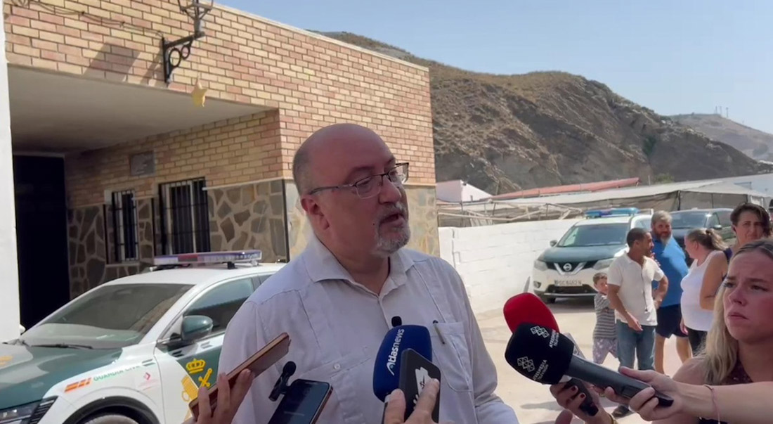 El portavoz adjunto de Vox en el Parlamento andaluz, Ricardo López, atiende a los medios ante la iglesia de la pedanía de El Pozuelo (EUROPA PRESS)