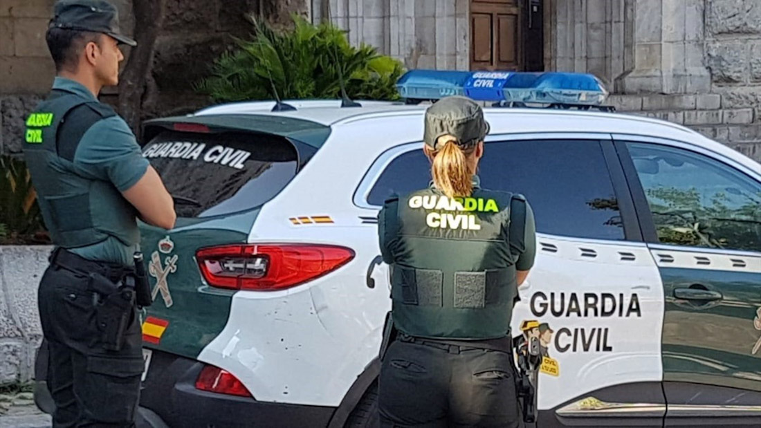 Una agente y un coche de la Guardia Civil (GUARDIA CIVIL)