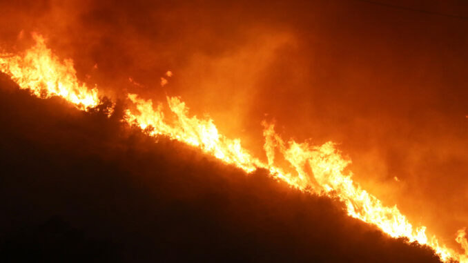 Incendio en Cenes de la Vega (EFE)