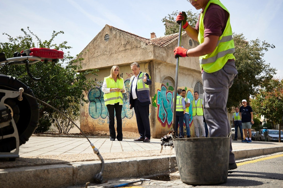 Imagen de archivo de la alcaldesa y presidenta de Emasagra, Marifrán Carazo, comprobando una campaña de inspección y limpieza de imbornales (AYUNTAMIENTO DE GRANADA)