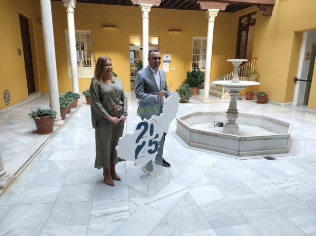 El presidente de la Diputación de Granada, Francis Rodríguez, con la diputada provincial de Economía, Ana Molina, en una imagen de archivo (EUROPA PRESS) El presidente de la Diputación de Granada, Francis Rodríguez, con la diputada provincial de Economía, Ana Molina, en una imagen de archivo (EUROPA PRESS)
