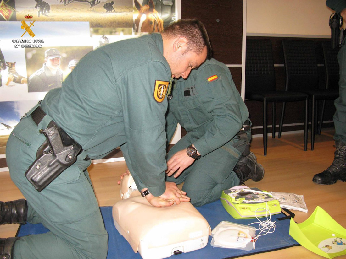 Agentes de la Guardia Civil han logrado salvar la vida a un hombre de 67 años en Zujaira (Pinos Puente) gracias a aplicación de técnicas de RCP tras caer de un muro de unos dos metros (GUARDIA CIVIL)