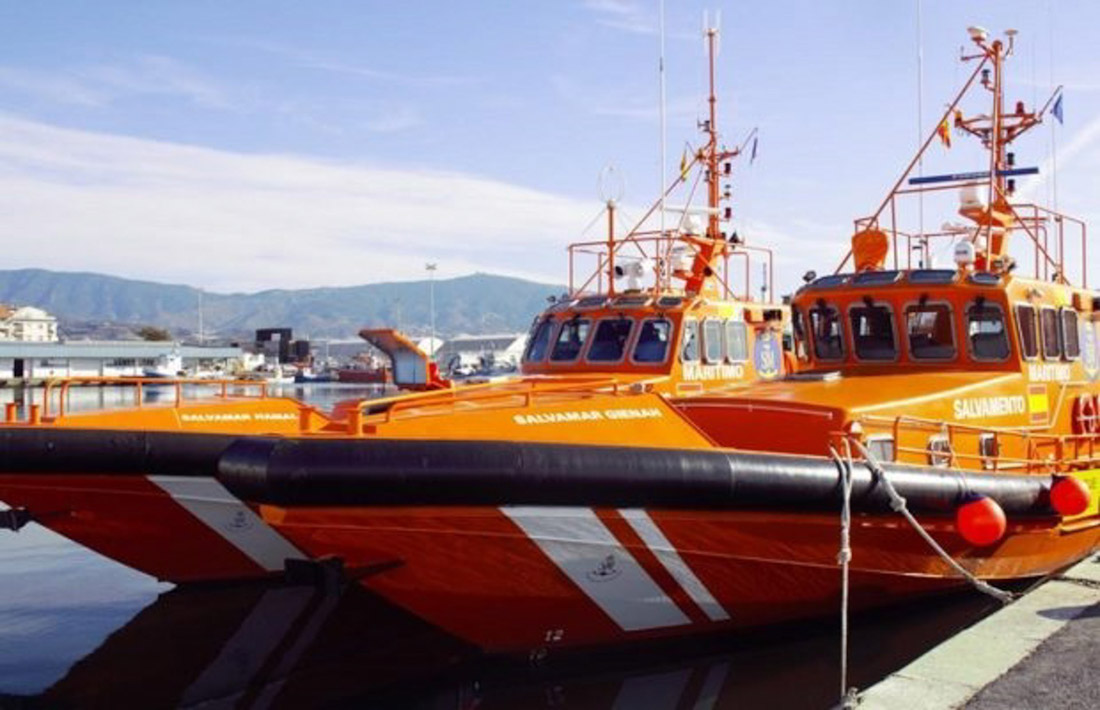 La salvamar Gienah de Salvamento Marítimo intervino en el rescate de los tres magrebíes (WEB SALVAMENTO MARÍTIMO)