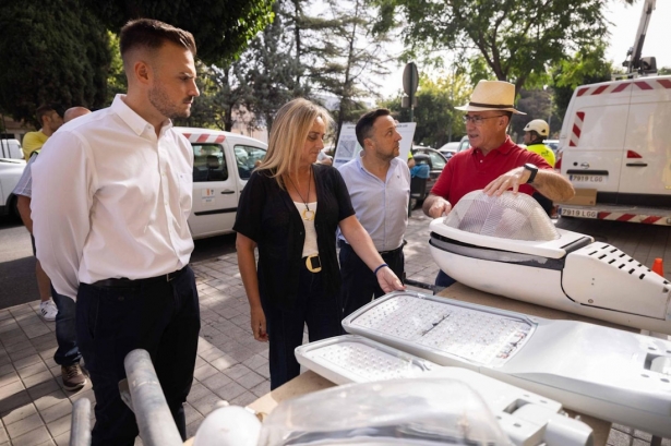 La alcaldesa de Granada, Marifrán Carazo, ha presentado este miércoles la renovación integral del alumbrado en el tramo de la avenida de Andalucía comprendido entre la gasolinera BP y la intersección con la GR-30 (AYUNTAMIENTO DE GRANADA) La alcaldesa de Granada, Marifrán Carazo, ha presentado este miércoles la renovación integral del alumbrado en el tramo de la avenida de Andalucía comprendido entre la gasolinera BP y la intersección con la GR-30 (AYUNTAMIENTO DE GRANADA)