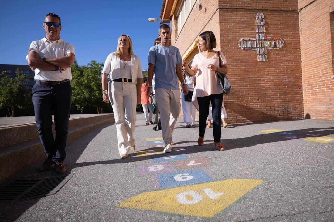 La alcaldesa de Granada, Marifrán Carazo, (2i) ha visitado este jueves el colegio Gallego Burín (AYUNTAMIENTO)
