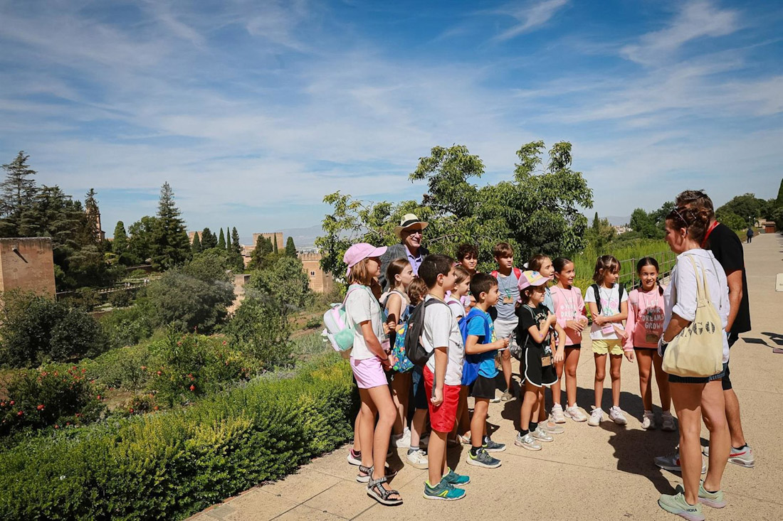 Foto del programa `Verano en la Alhambra` en una actividad con el director del patronato que gestiona el monumento, Rodrigo Ruiz-Jiménez (PATRONATO DE LA ALHAMBRA Y GENERALIFE)