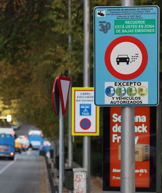 Un cartel marca la el Inicio de una Zona de Bajas Emisiones (ZBE) en una imagen de archivo (MARTA FERNÁNDEZ JARA - EUROPA PRESS) Un cartel marca la el Inicio de una Zona de Bajas Emisiones (ZBE) en una imagen de archivo (MARTA FERNÁNDEZ JARA - EUROPA PRESS)