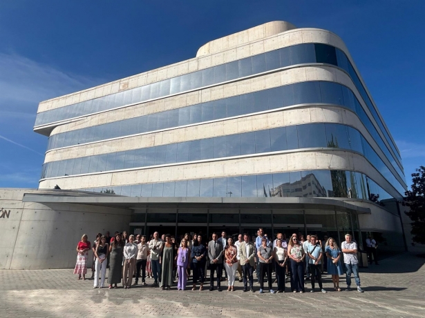 Minuto de silencio en la explanada de acceso de la Diputación de Granada tras el crimen machista de Motril (DIPUTACIÓN) Minuto de silencio en la explanada de acceso de la Diputación de Granada tras el crimen machista de Motril (DIPUTACIÓN)