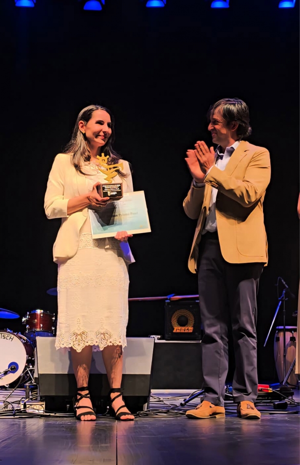 Carmen Palomo Poner recibe el premio (AYTO. CHURRIANA)