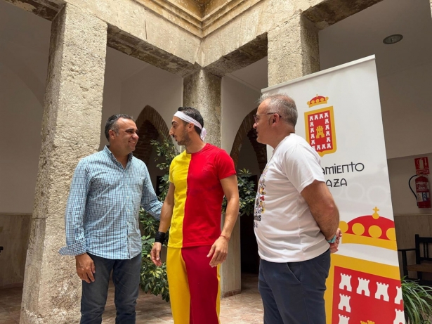 El presidente de la Diputación de Granada, Francis Rodríguez, saluda al Cascamorras de este año en Baza, Fran Vera (DIPUTACIÓN DE GRANADA)