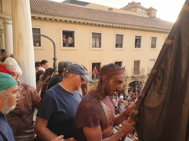Recibimiento al Cascamorras (AYTO. GUADIX)