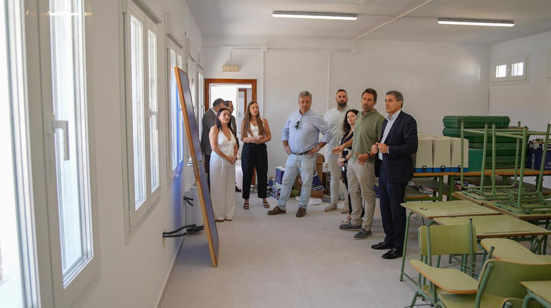 El delegado del Gobierno en Andalucía, Pedro Fernández, a la derecha en la foto, visita Cuevas del Campo con su alcaldesa, Carmen Rocío Martínez, a la izquierda (DELEGACIÓN DEL GOBIERNO EN ANDALUCÍA)