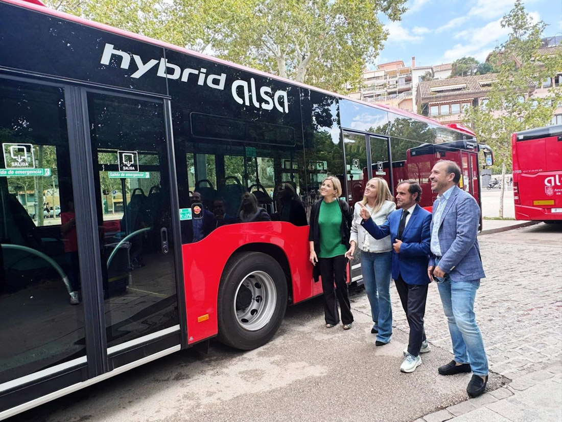La Alcaldesa De Granada, Marifrán Carazo, Junto A Uno De Los Nuevos Autobuses Urbanos Híbridos Para La Ciudad, En Una Foto De Archivo. (AYUNTAMIENTO DE GRANADA)