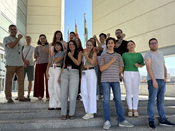 Miembros del grupo de Comunicación Intercelular de la Universidad de Granada en la Semana Mundial de las Enfermedades Mitocondriales del año 2024. Julia Corral, primera autora del estudio, al frente con camiseta negra (UGR)
