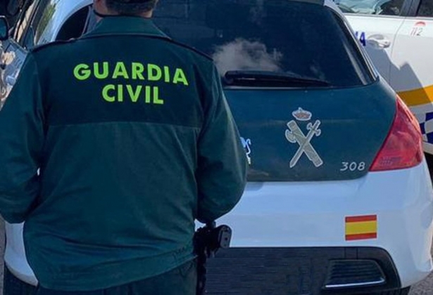 Un agente de la Guardia Civil junto a un vehículo oficial. Archivo (GUARDIA CIVIL)