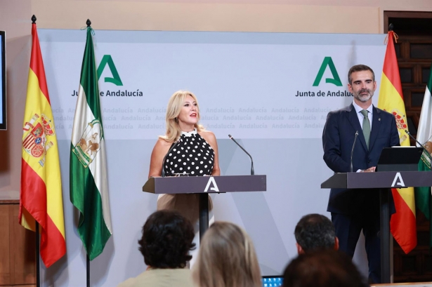 La consejera de Economía, Hacienda y Fondos Europeos y portavoz del Gobierno, Carolina España; y el consejero de Agricultura, Pesca, Agua y Desarrollo Rural, Ramón Fernández-Pacheco, (ROCÍO RUZ/EUROPA PRESS)