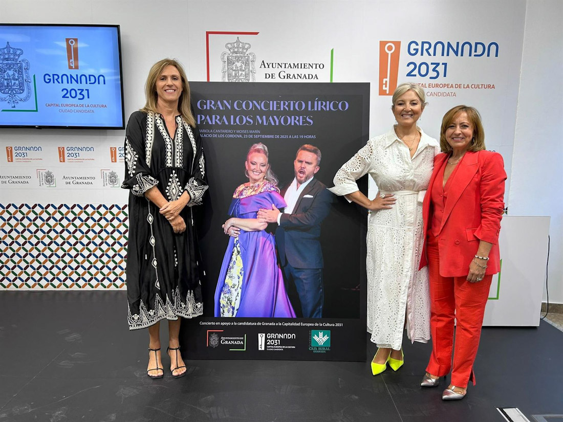 Presentación del concierto lírico especialmente dedicado a mayores con, de izquierda a derecha en la imagen, Poli Servián, de la Fundación Caja Rural Granada, la soprano Mariola Cantarero, y la edil de Política Social, Amparo Arrabal (AYUNTAMIENTO)